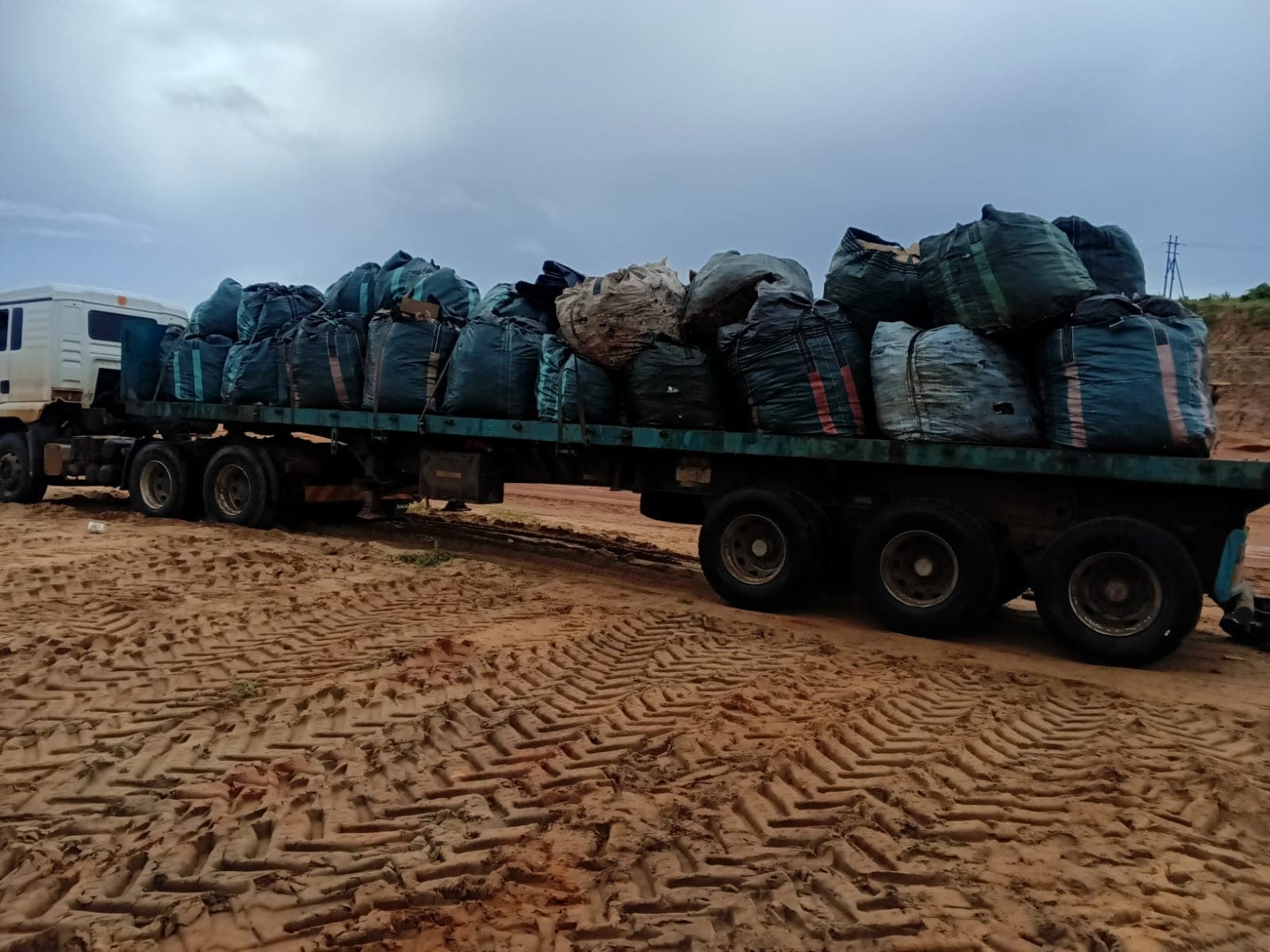 Operação de Carregamento e Expedição de Fardos de Papel